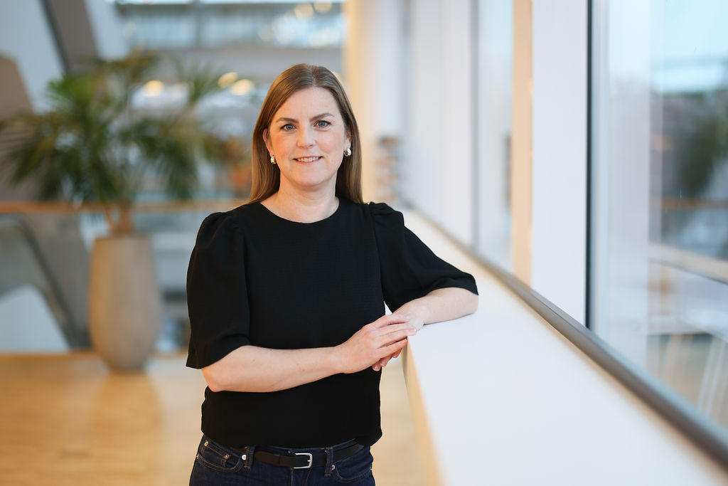 Porträtt kvinna med långt hår och svart topp
